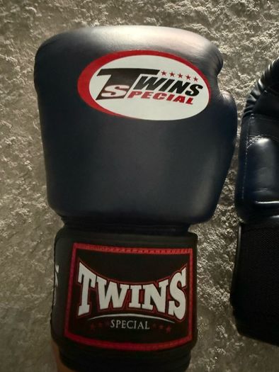 Twins gloves