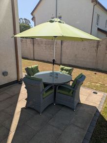 4 Seat Rattan Garden Dining Set. 1.2m Table Cushions and Parasol