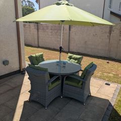 4 Seat Rattan Garden Dining Set. 1.2m Table Cushions and Parasol