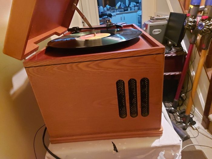 Replica vintage music system, 3 CD changer, Radio, Tape and Phono (Record Player) in lovely wooden Box Model Cl-1018, in very good condition