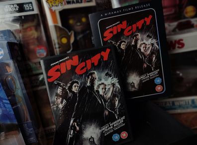 Sin City ! A Miramax Film Release ! with Slipcase ! 2006 ! Bruce WIllis ! Frank Miller ! Quentin Tarantino !
