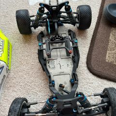 Team Associated B6 rolling chassis