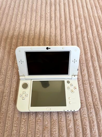 Boxed New Nintendo 3DS XL White with stylus