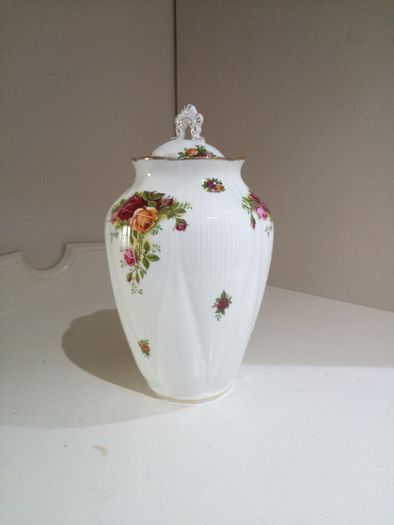CHELSEA VASE 22cm 8.75" Royal Albert Old Country Roses Bone China