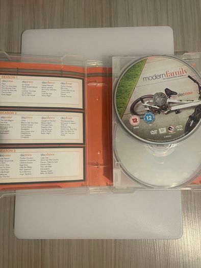 DVD boxset of modern family the complete seasons 1-3 11 discs 72 episodes