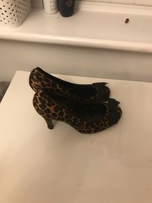 Ladies animal print with bow shoes size 5
