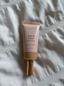 Sculpted by Aimee Tony & Glow foundation shade 2.75