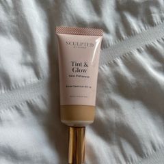 Sculpted by Aimee Tony & Glow foundation shade 2.75