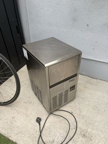 Frozy ice maker