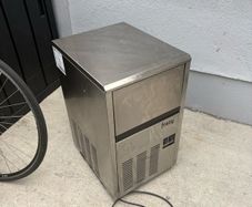 Frozy ice maker