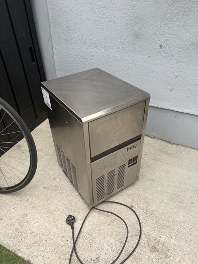 Frozy ice maker