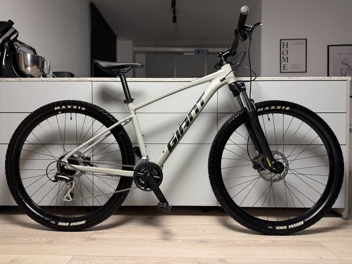 GIANT Talon 2 Hardtail Bike (Like NEW)