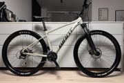 GIANT Talon 2 Hardtail Bike (Like NEW)