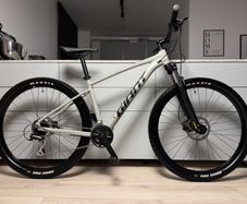 GIANT Talon 2 Hardtail Bike (Like NEW)