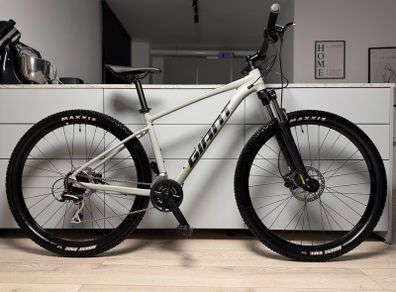 GIANT Talon 2 Hardtail Bike (Like NEW)
