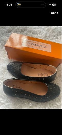 1,000  pairs of women's shoes