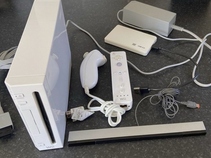 White Nintendo Wii Console | Complete 2-Player Setup | 64GB SD & 500GB HDD with 100 games