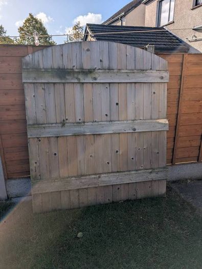 Side Gate
