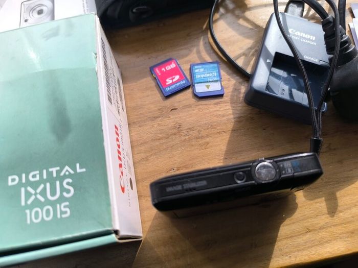 Canon IXUS 100 IS Digital Camera