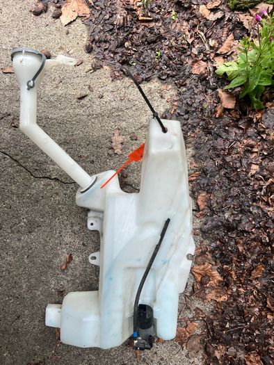 Nissan Qashqai washer bottle