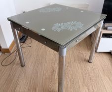 Extendable glassed topped table