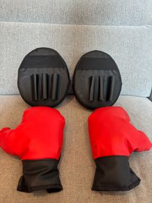 Kid's boxing gloves & round mitt set (5 yrs +)