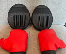 Kid's boxing gloves & round mitt set (5 yrs +)