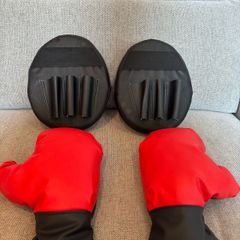Kid's boxing gloves & round mitt set (5 yrs +)