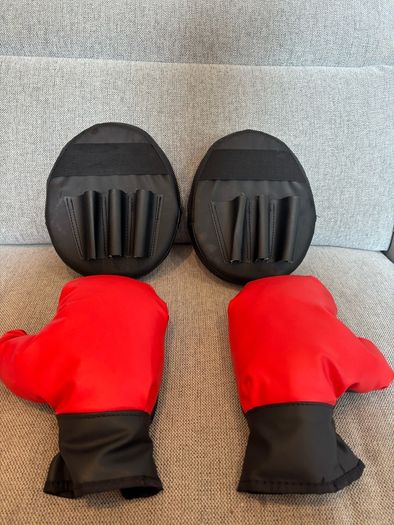 Kid's boxing gloves & round mitt set (5 yrs +)