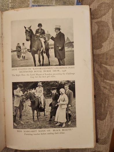 The Horseman's Year Book. Edited By Lt.col.w.e.lyon. 1950 First Edition Hardback In Good Condition. Plus Hunting,showing, And Chasing. By Sam Marsh. See Photos For Same.