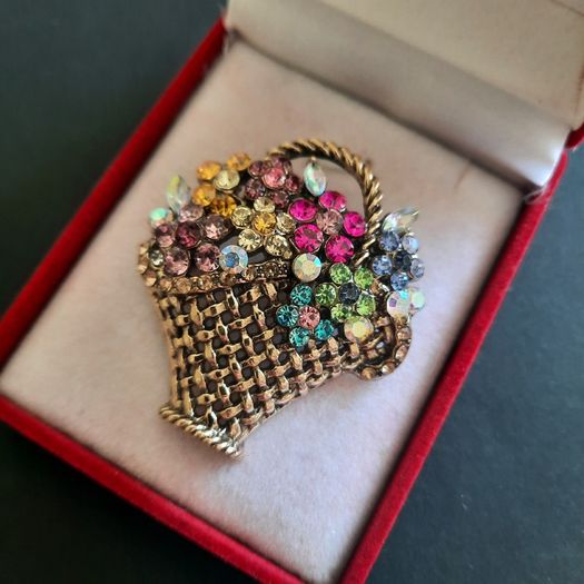 Flower Basket Brooch, Multicolor Rhinestone Floral Bouquet Pin, Gold Tone Woven Basket Jewelry, Retro Spring Garden Theme (X04)