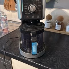 New ninja creami deluxe, never used and just sits as an ornament, works perfectly and comes with the 3 ice cream containers