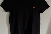 Black Levi's Tshirt