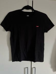 Black Levi's Tshirt