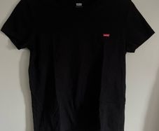 Black Levi's Tshirt