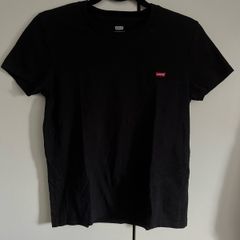 Black Levi's Tshirt