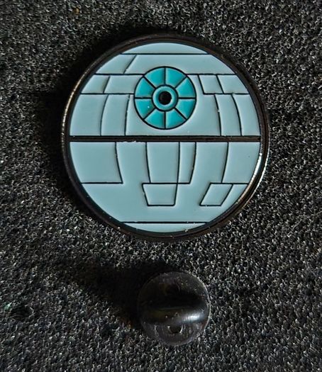 Star wars , pin back badges.