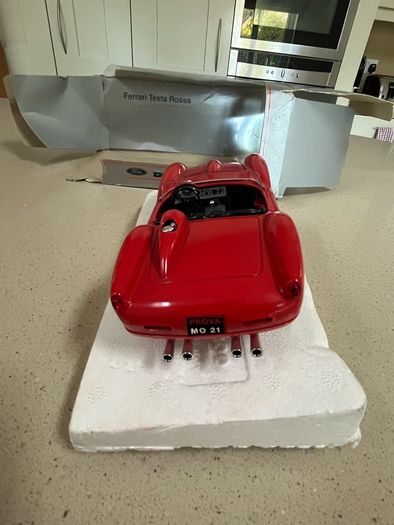 Ferrari Testarossa 250 Scale 1/24 Ford Dealer Burago