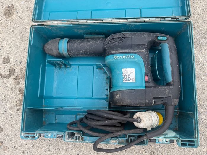 Makita SDS Max Demolition Hammer / Breaker 110V in Heavy-Duty Case