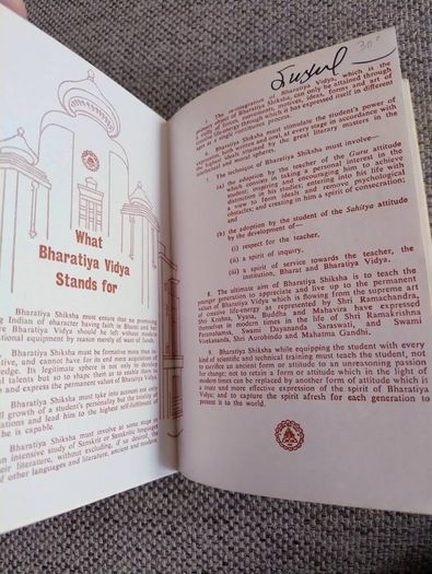 The Saints of India 1971 edition by T M P Mahadevan Bhavan Book University Bombay India in good condition with some signs of wear see photos FREE STANDARD POSTAGE INCLUDED