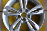 (Near new) 1 x Genuine Hyundai ix35 17'' Alloy Wheel - Nationwide Delivery