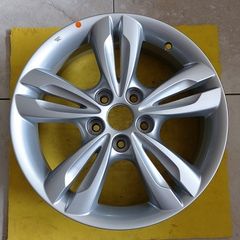 (Near new) 1 x Genuine Hyundai ix35 17'' Alloy Wheel - Nationwide Delivery
