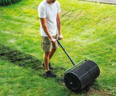 Hand-Push Style Peat Moss Spreader, 24-Inch Compost And Fertilizer Roller, Durable All Iron Structure With T-Shaped Handle, Easy To Assemble, Top Soil Spreader For Lawn And Garden Care, 9.5KG Weight, Manure Roller