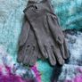 Grey suede gloves Image 3