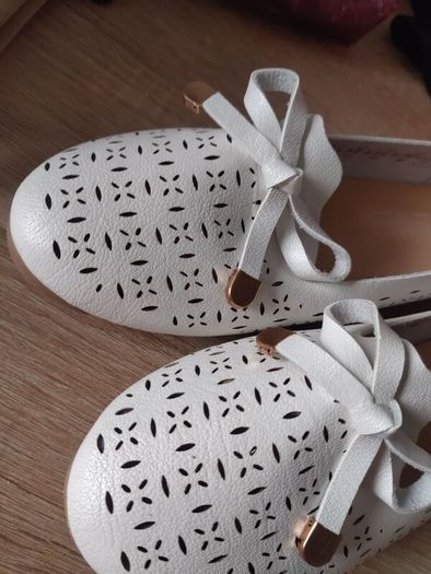 white flat shoes size UK 2