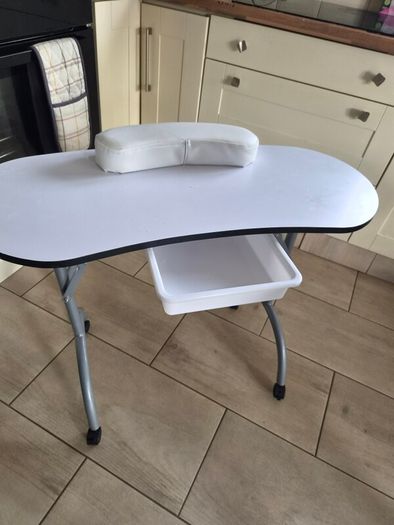 Nail table