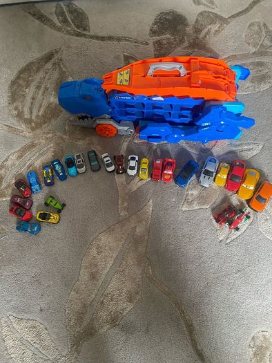 Hot wheels transporter and assorted cars (26)