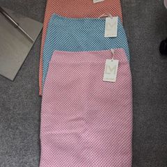 New with tags. 3 colours available. Gorgeous fully lined, knee-length check pencil skirt from Lamicar. Size M (8).