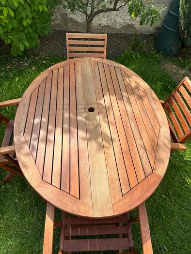 Garden table & chairs