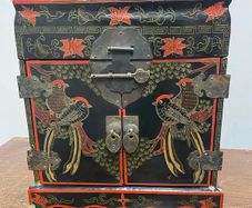 Decorative Chinese Style Lacquered Jewellery Chest with Key